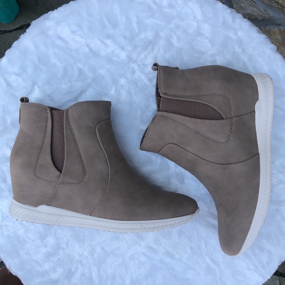 Baretraps Jaci Tan Sneaker Wedge Size 9